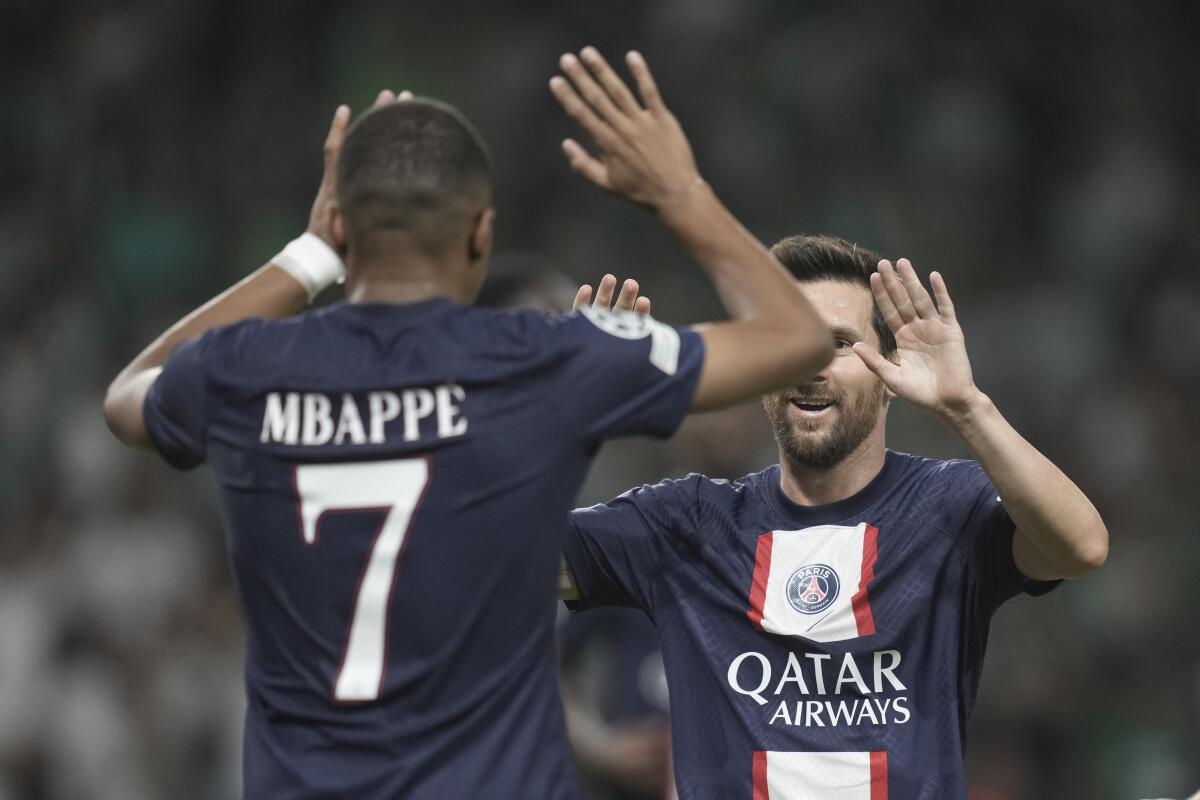 Lionel Messi: Paris Saint-Germain jersey, kit looks so weird