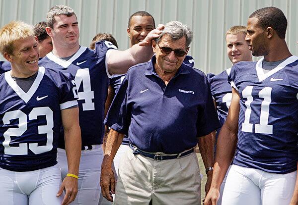 Joe Paterno and players in 2008