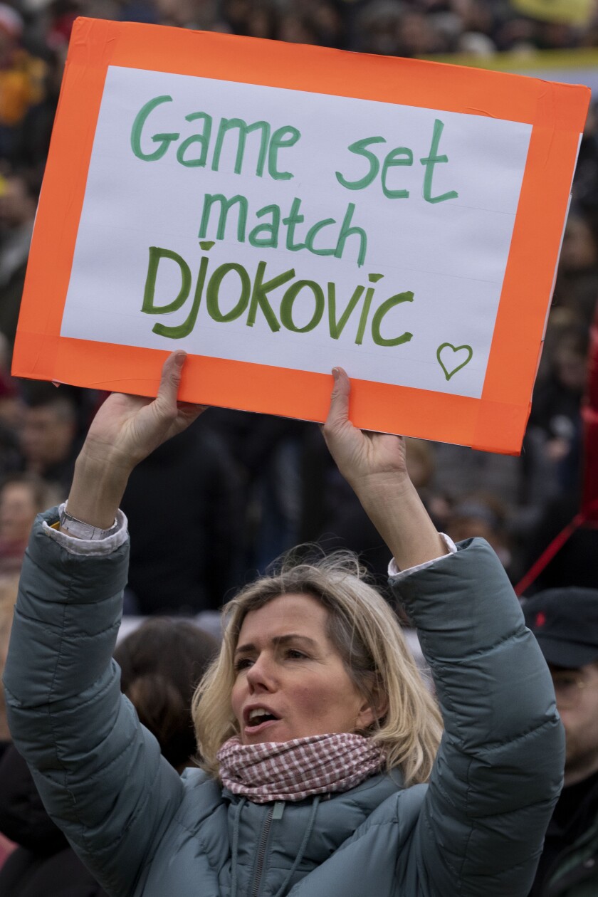 Una mujer sostiene una cartel con un mensaje de apoyo a Novak Djokovic durante una protesta contra las medidas de confinamiento en Amsterdam, Holanda el domingo 16 de enero del 2022. (AP Foto/Peter Dejong)