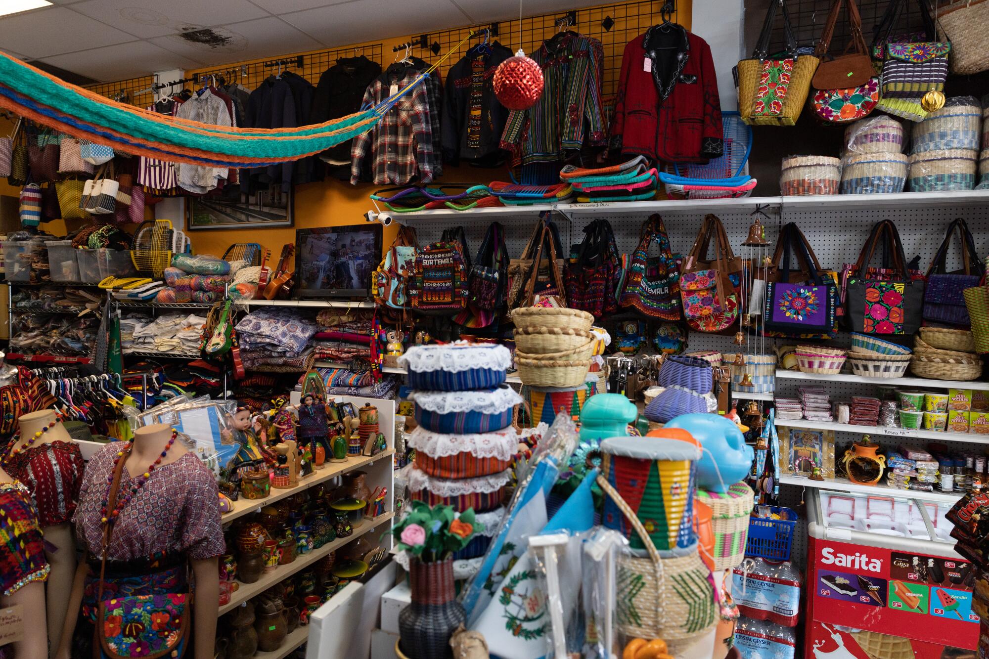 Los inmigrantes mayas encuentran en este local una variedad de tejidos y artesanías.