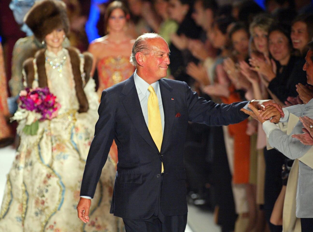 Designer Oscar de la Renta acknowledges the audience after his swansong show for Pierre Balmain on July 9, 2002, during the autumn/winter 2002/2003 haute couture collections in Paris.