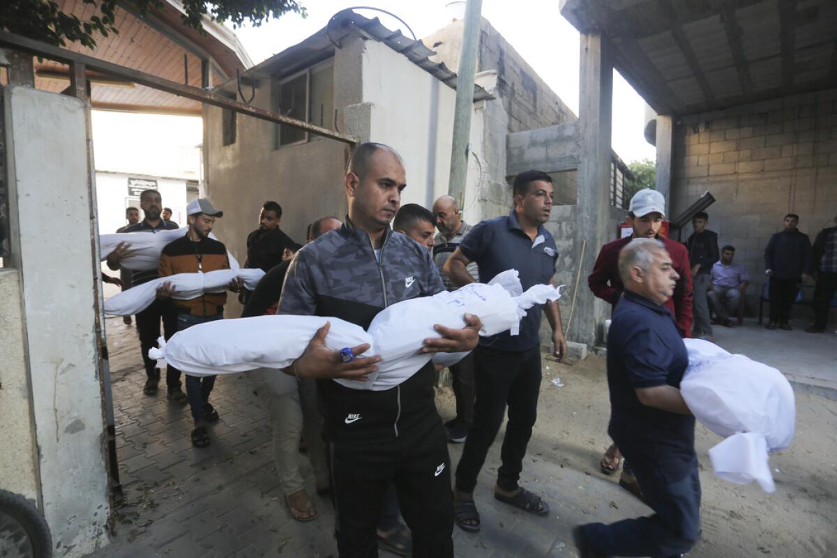 Palestinos trasladan los cuerpos de la familia Hijazi