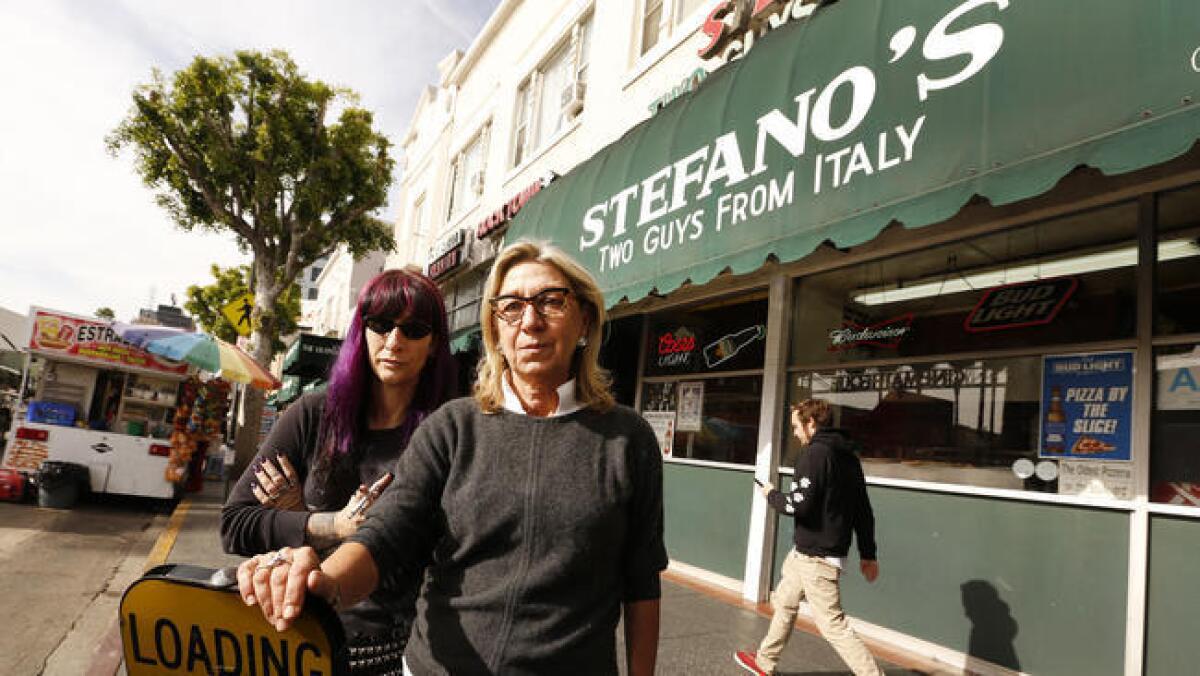 Los propietarios de tiendas en Hollywood argumentan que los puestos móviles de alimentos perjudican sus negocios.