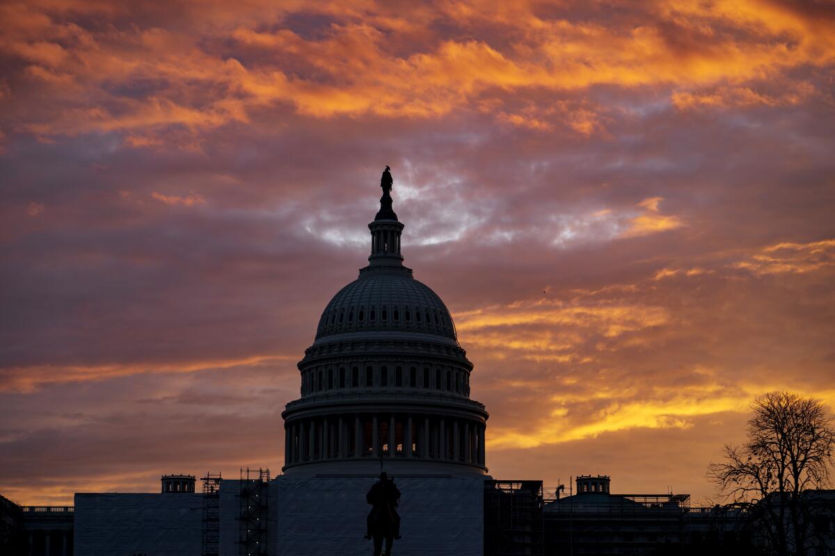 Vista de la cúpula del Capitolio al amanecer, Washington, 7 de noviembre de 2022. El control del Congreso