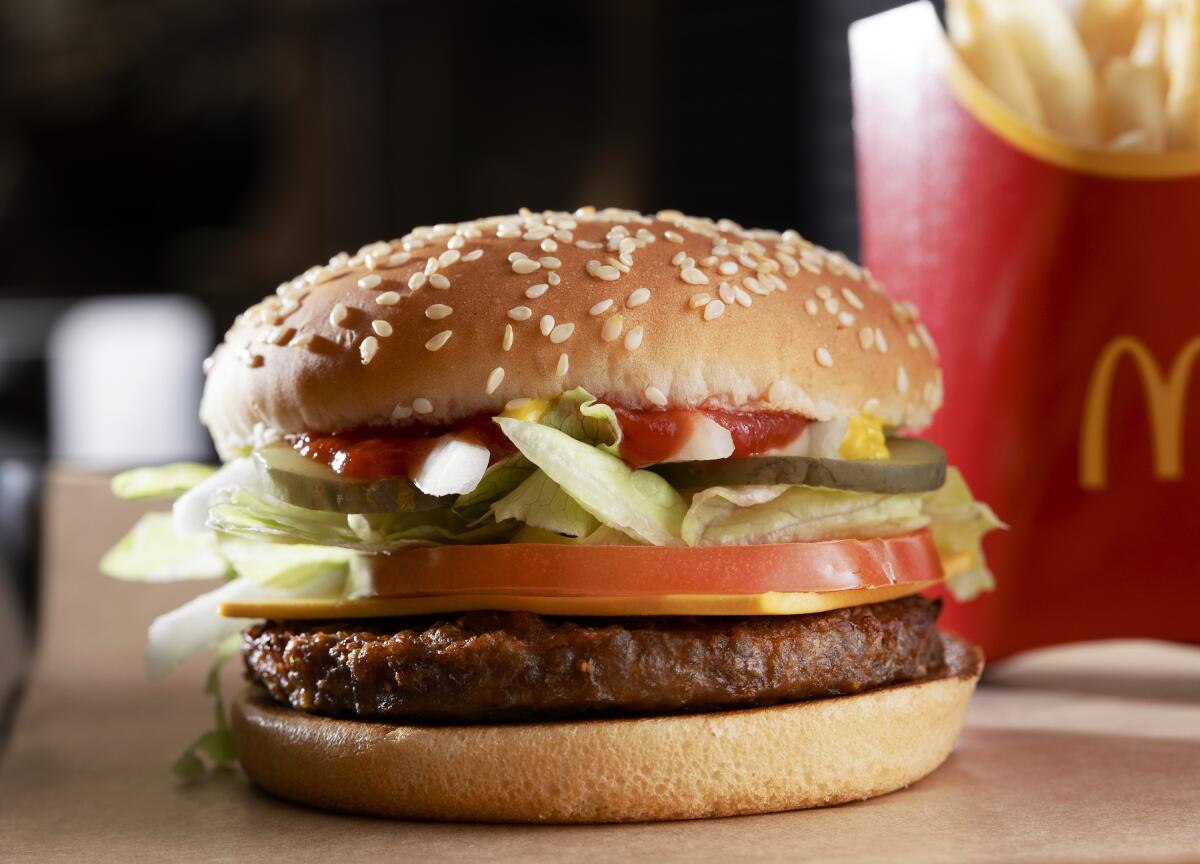 Esta foto suministrada por McDonald's muestra la McPlant, una hamburguesa vegana