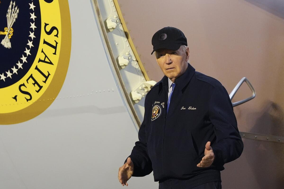 El presidente Joe Biden baja del Air Force One en la base de la Fuerza Aérea de Dover en Delaware