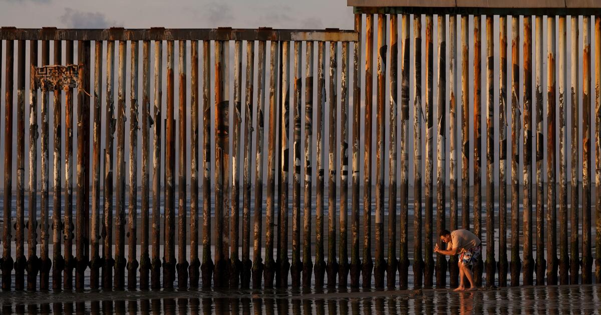 A repressão à imigração de Trump fez com que o crescimento dos EUA desacelerasse no ano passado, quando a população atingiu 342 milhões A repressão à imigração de Trump fez com que o crescimento dos EUA desacelerasse no ano passado, quando a população atingiu 342 milhões