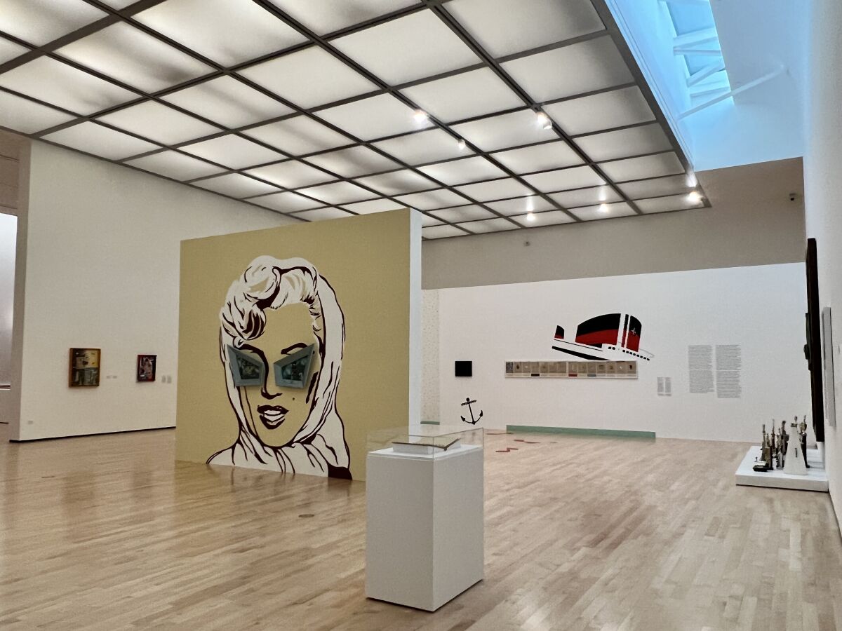 Das Museum of Contemporary Art San Diego präsentiert „Alexis Smith: The American Way“ bis Sonntag, den 5. Februar, in La Jolla.