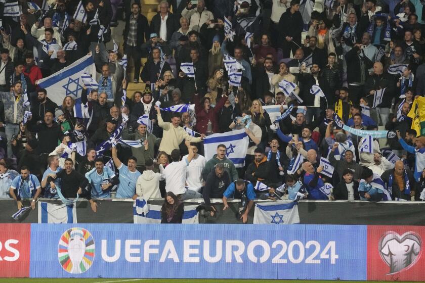 Seguidores de la selección de Israel apoyan a su equipo durante el juego ante Islandia del repechaje para la Euro 2024 el jueves 21 de marzo del 2024. (AP Foto/Darko Vojinovic)