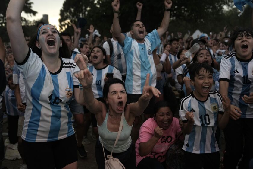 Fanáticos de la selección de Argentina celebran que su equipo haya superado a Holanda 4-3 en la tanda de penaltis en los cuartos de final de la Copa del Mundo, en Qatar, después de ver el juego en Buenos Aires, el viernes 9 de diciembre de 2022. (AP Foto/Rodrigo Abd)