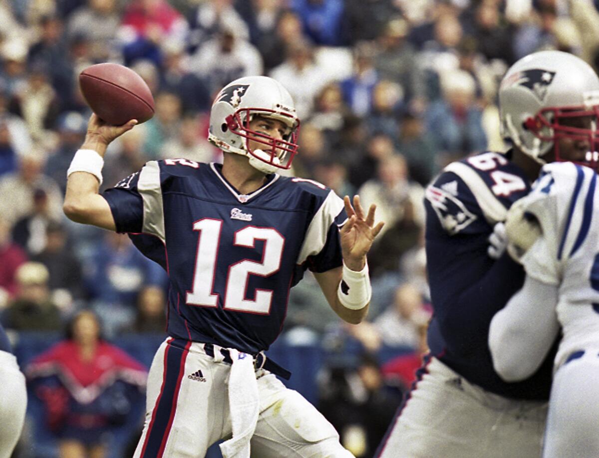 ARCHIVO - Foto del 30 de septiembre del 2001, el quarterback de los Patriots de Nueva Inglaterra Tom Brady 