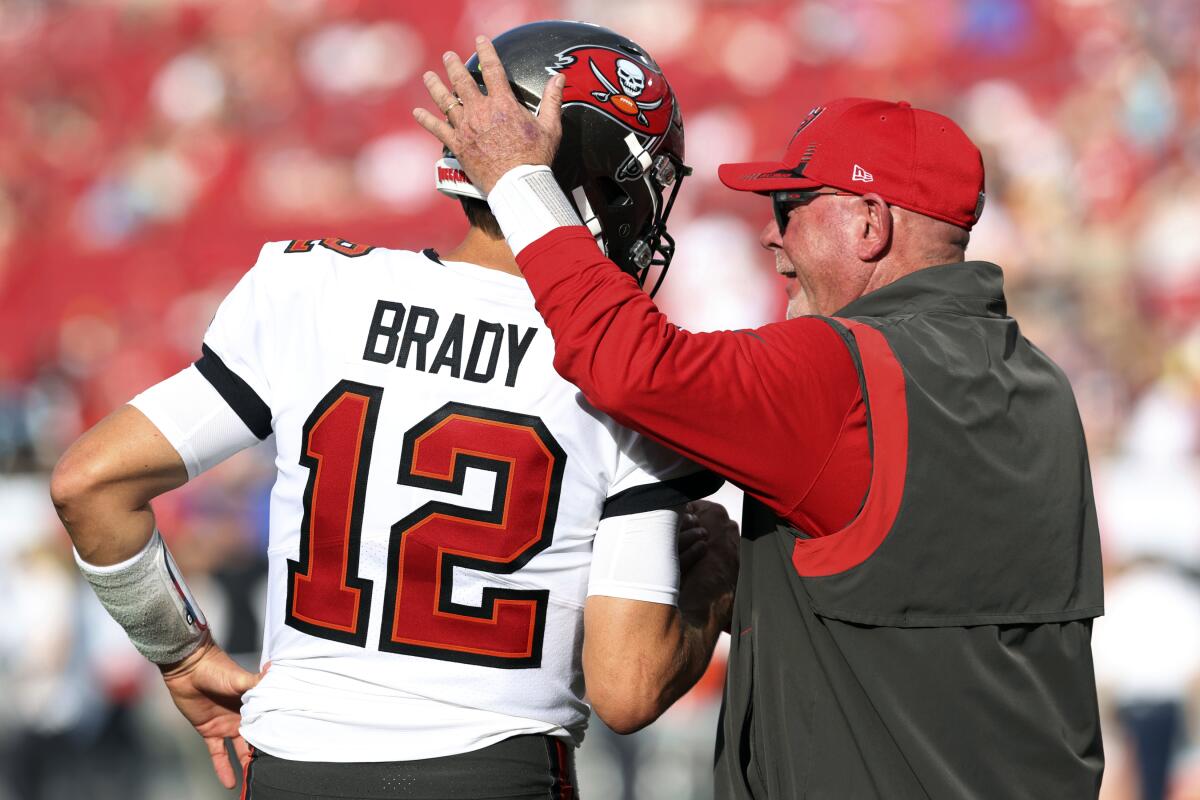Buccaneers head coach Bruce Arians talks with quarterback Tom Brady.