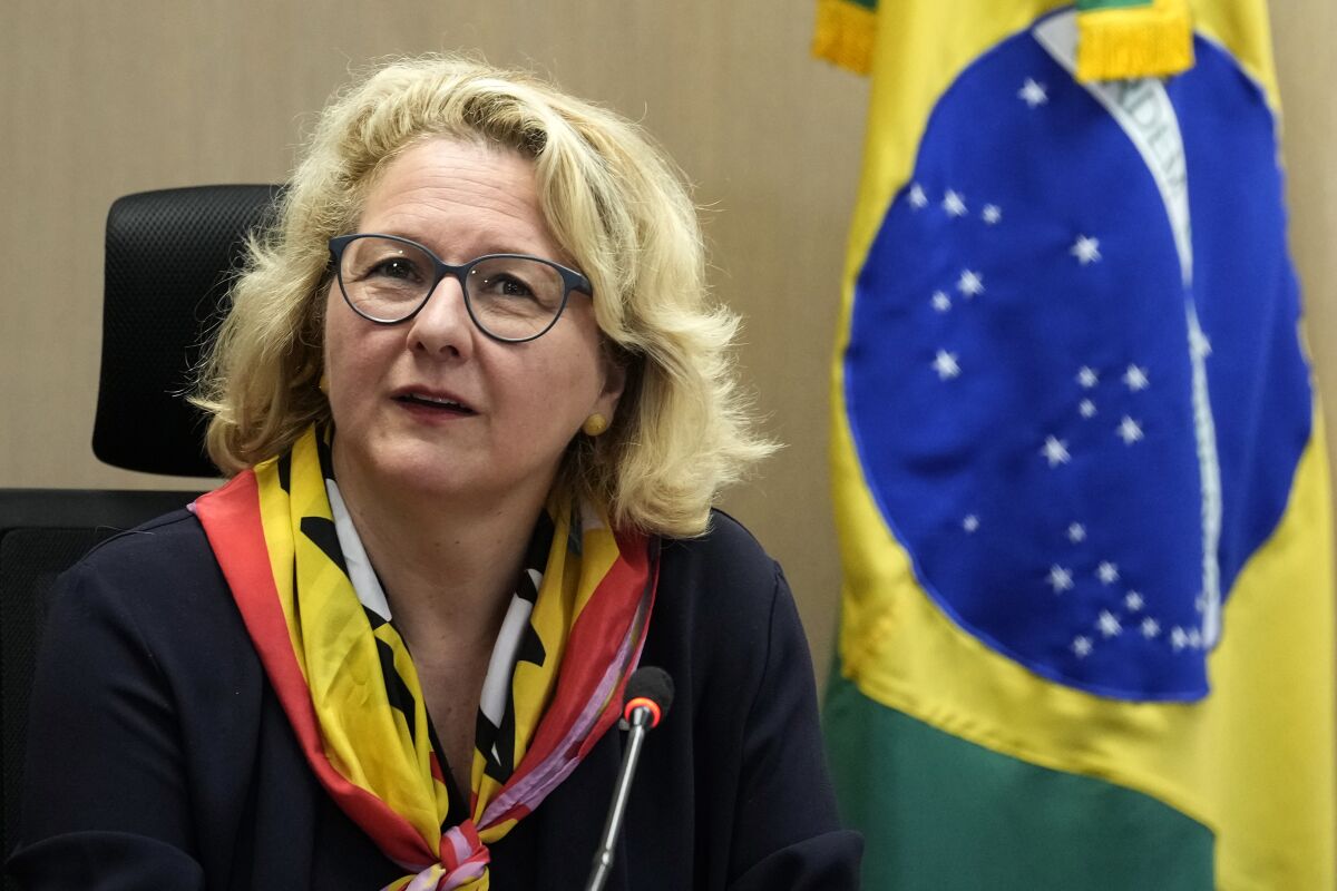 La ministra de Desarrollo de Alemania, Svenja Schulze, ofrece una conferencia de prensa en Brasilia, Brasil, el lunes 30 de enero de 2023. (AP Foto/Eraldo Peres)
