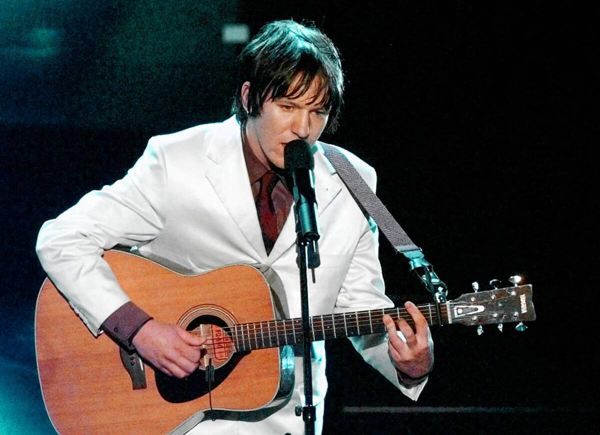 Singer-songwriter Elliott Smith performs at the Academy Awards in 1998.