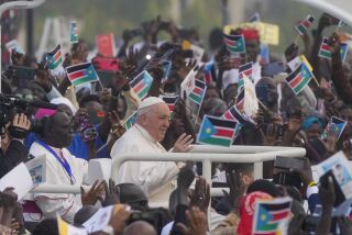 El papa Francisco llega para celebrar una misa masiva en el Mausoleo de John Garang en Yuba, Sudán del Sur, el domingo 5 de febrero de 2023. Francisco está en Sudán del Sur dentro de una gira africana de seis días. (AP Foto/Gregorio Borgia)