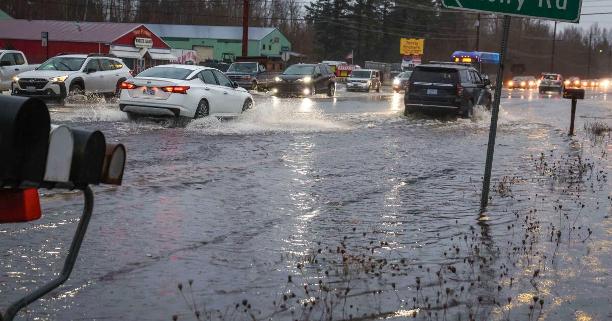 Estado de Washington sob estado de emergência porque fortes chuvas causam inundações, deslizamentos de terra e evacuações Estado de Washington sob estado de emergência porque fortes chuvas causam inundações, deslizamentos de terra e evacuações