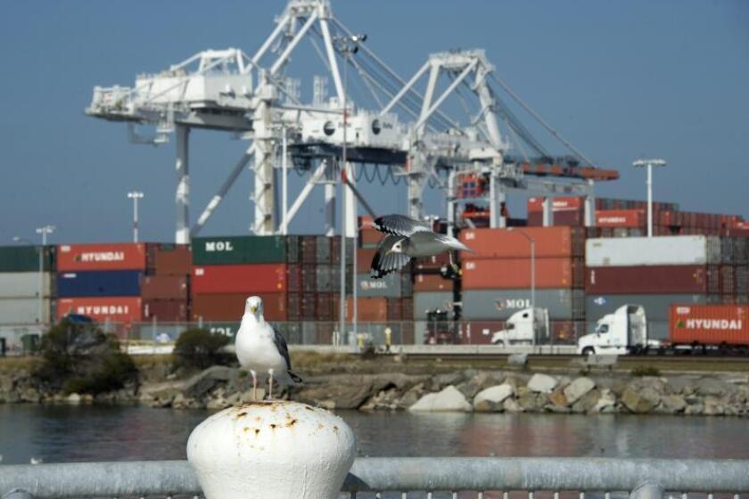 Vista de varios contenedores en el Puerto de Oakland, California (EEUU), donde llegan los barcos provenientes de Asia con productos de consumo. EFE/John G. Mabanglo/Archivo