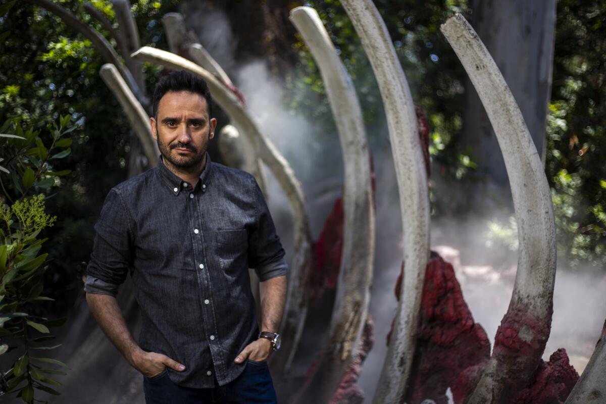 J.A. Bayona mientras trabajaba en la ambiciosa cinta de Hollywood "Jurassic World: Fallen Kingdom".