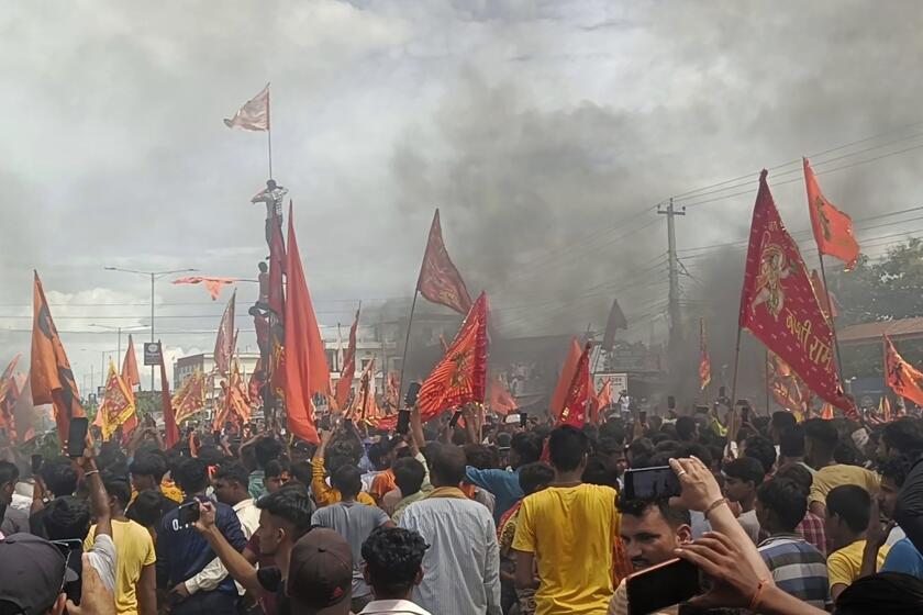 El humo de los neumáticos quemados cubre el cielo durante una protesta hindú en Nepalgunj, a unos 400 kilómetros (250 millas) al oeste de la capital de Nepal, Katmandú, el 3 de octubre de 2023. (AP Foto/Krishna Adhikari)