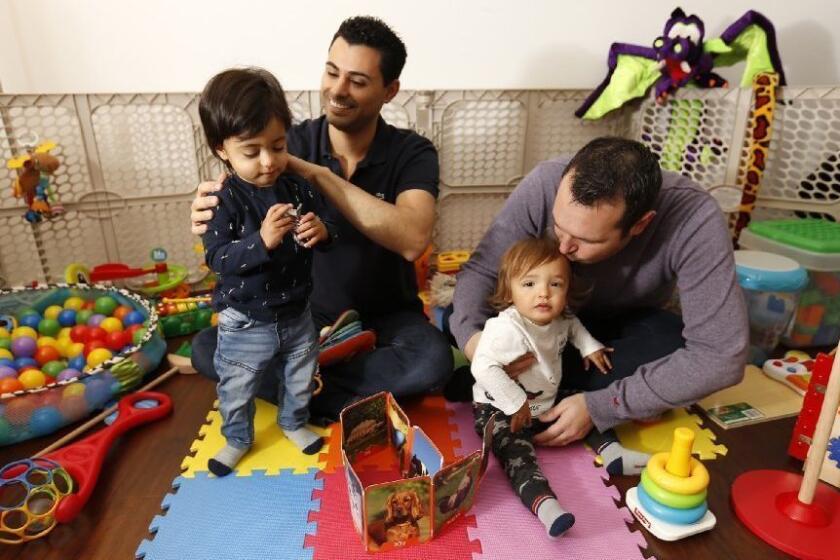 Andrew, a la derecha, y Elad Dvash-Banks, padres de dos gemelos de 16 meses, Ethan, a la izquierda, y Aiden, en su hogar de Los Ángeles en 2018. Los chicos ahora tienen 2. (Al Seib / Los Angeles Times)
