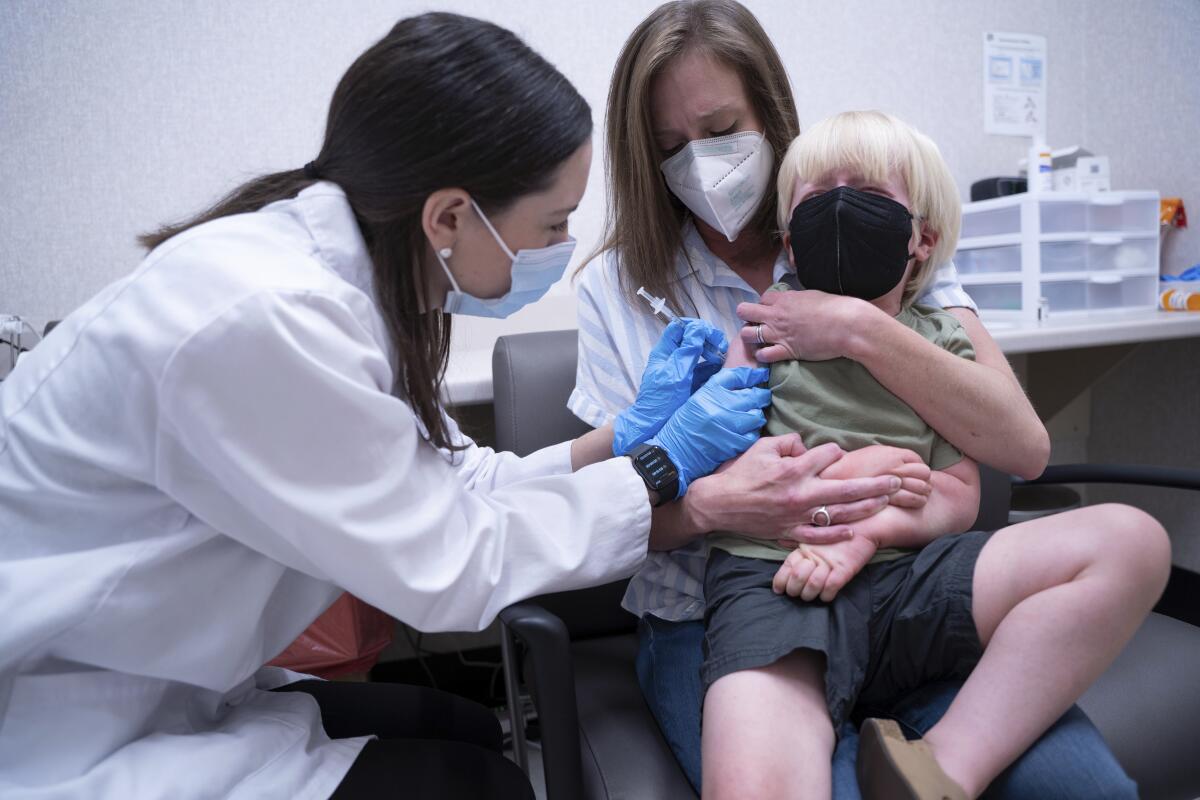 Un niñito recibe una vacuna contra el coronavirus en Lexington, Carolina del Sur
