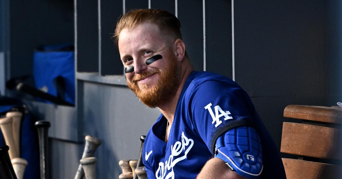 Dodgers decline option on Justin Turner, extend offer to others - Los  Angeles Times