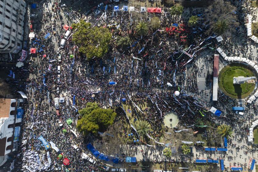 Manifestantes se reúnen en la Plaza de Mayo después de marchar desde la iglesia de San Cayetano hasta el centro de Buenos Aires, Argentina, el miércoles 7 de agosto de 2024. (AP Foto/Rodrigo Abd)