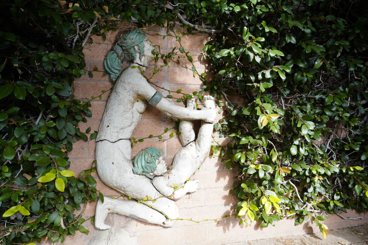 San Diego, California - December 02: The historic home of oceanographer Walter Munk. The swimming pool area displays a figure of a woman and child at La Jolla Shores on Thursday, Dec. 2, 2021 in San Diego, California. (Alejandro Tamayo / The San Diego Union-Tribune)