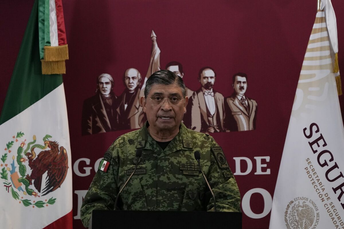 El secretario de Defensa de México, Luis Cresencio Sandoval, anuncia el arresto de Ovidio Guzmán
