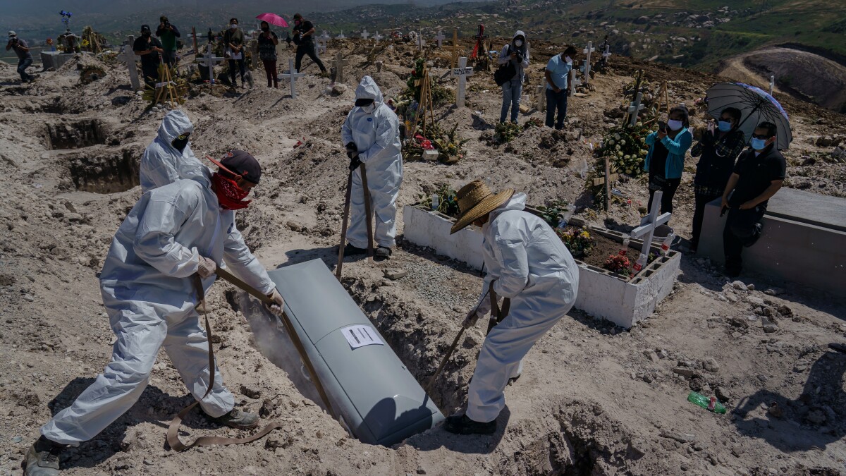 Estos trabajadores entierran a las víctimas del coronavirus en un  abarrotado cementerio público de Tijuana - Los Angeles Times
