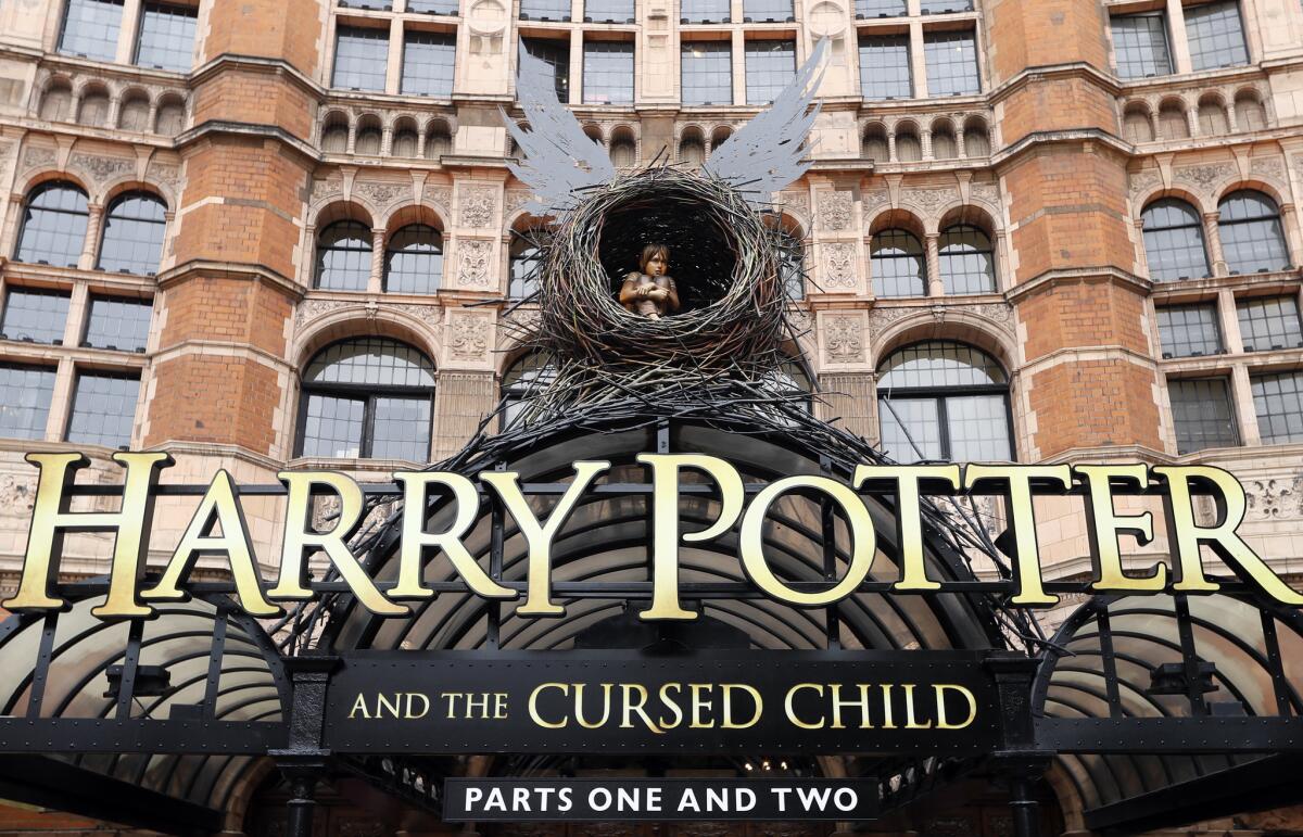 En esta foto del jueves 28 de julio del 2016, el Palace Theatre en Londres muestra un anuncio de la nueva obra teatral de Harry Potter, "Harry Potter and the Cursed Child" ("Harry Potter y el niño maldito"). La obra se estrena el sábado. La mayoría de los boletos ya están vendidos hasta diciembre del 2017. (AP Foto/Kirsty Wigglesworth)