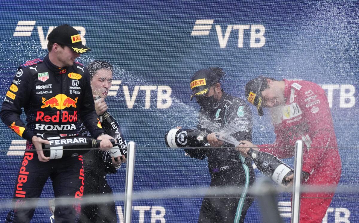 Lewis Hamilton de Mercedes (centro) celebra en el podio después de ganar el Gran Premio de Rusia 