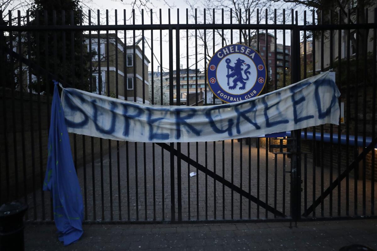 Hinchas de Chelsea protestan frente al estadio Stamford  