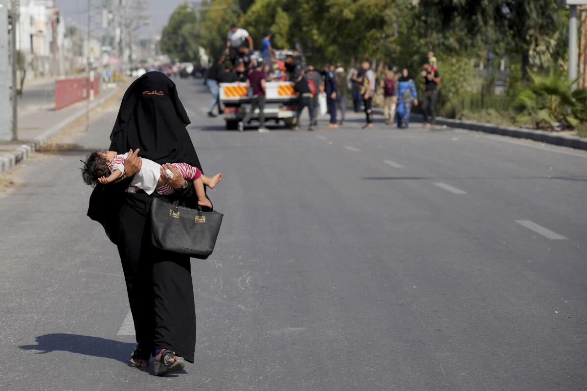 Palestinos huyen del sur de la Franja de Gaza en la calle Salah al-Din street en Bureij, 