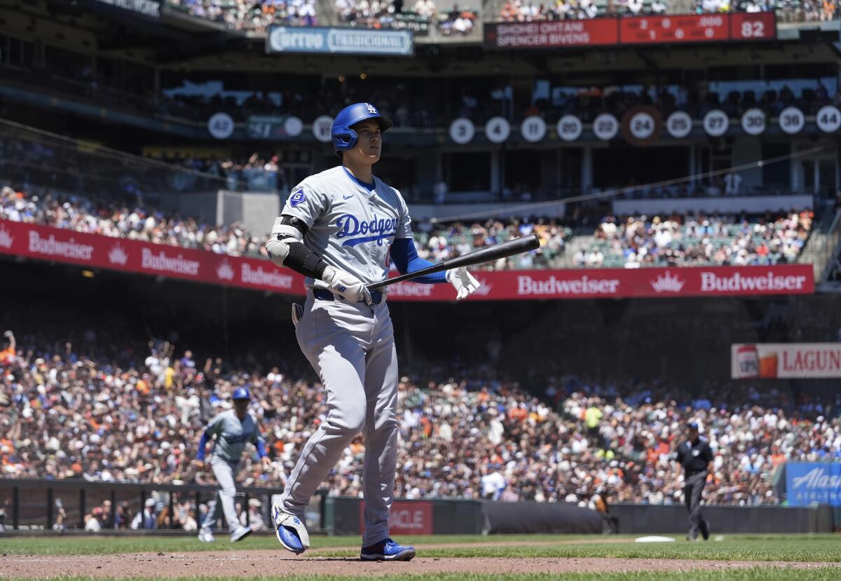 Dodgers'ın yıldızı Shohei Ohtani, dışarı çıktıktan sonra sığınağa doğru yürüyor.