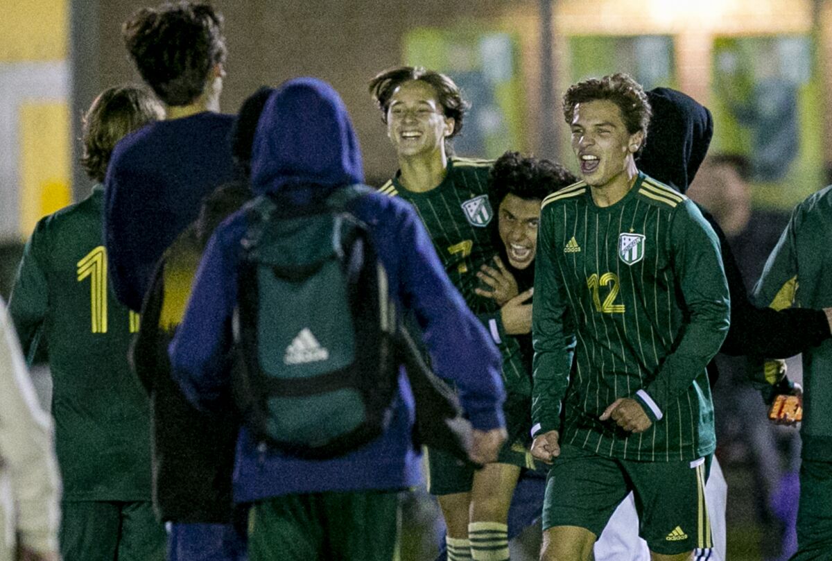 L'équipe de football des garçons d'Edison célèbre mercredi sa victoire contre Corona del Mar lors d'un match de la Surf League.