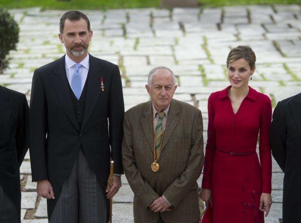 Juan Goytisolo (centro) con los reyes de España, Letizia y Felipe VI, tras recibir el premio Cervantes de Literatura en la Universidad de Alcalá de Henares el 23 de abril.