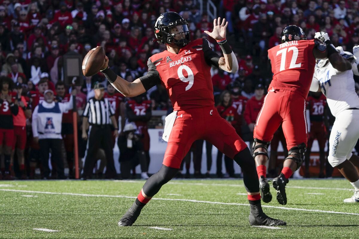 Cincinnati quarterback Desmond Ridder (9) throws during the first half of an NCAA college football game against Tulsa on aturday, Nov. 6, 2021, in Cincinnati. (AP Photo/Jeff Dean)