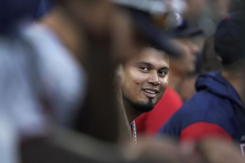 El venezolano Luis Arráez, de los Mellizos de Minnesota, sonríe en la cueva durante el encuentro del miércoles 5 de octubre de 2022, ante los Medias Blancas de Chicago (AP Foto/Nam Y. Huh)
