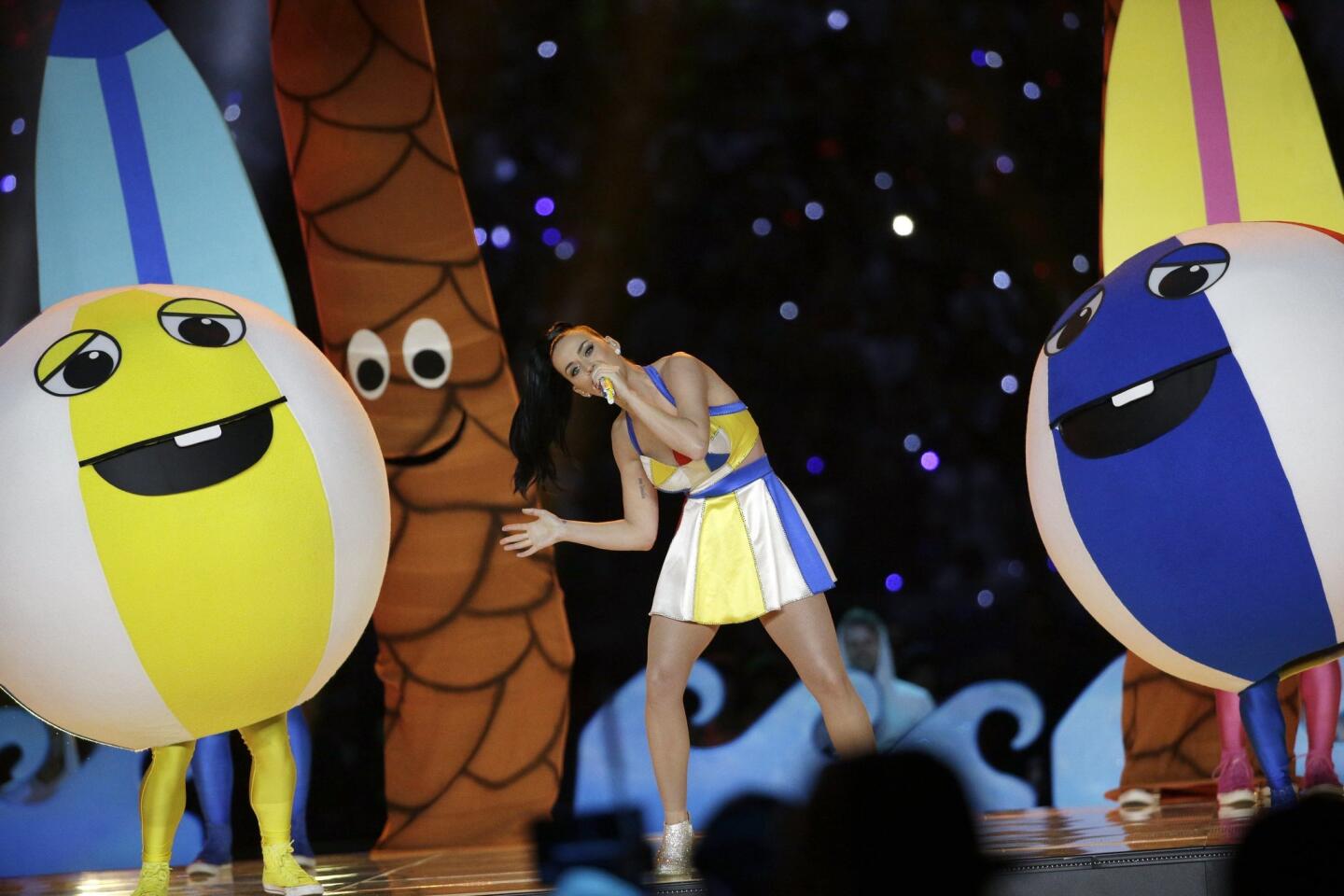 katy perry beach ball dress DIY| (Super Bowl) Costume ) Perfect for dancing! Katy Perry Tries A Glittery