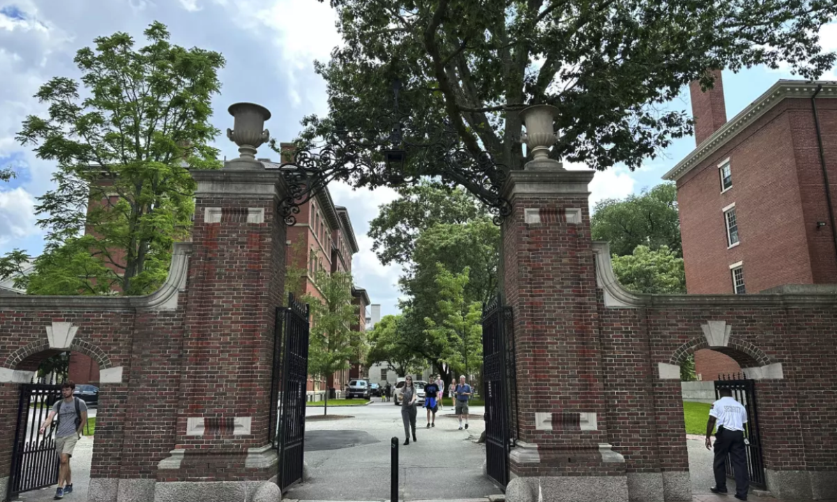 Estudiantes cruzan una puerta en la Universidad Harvard