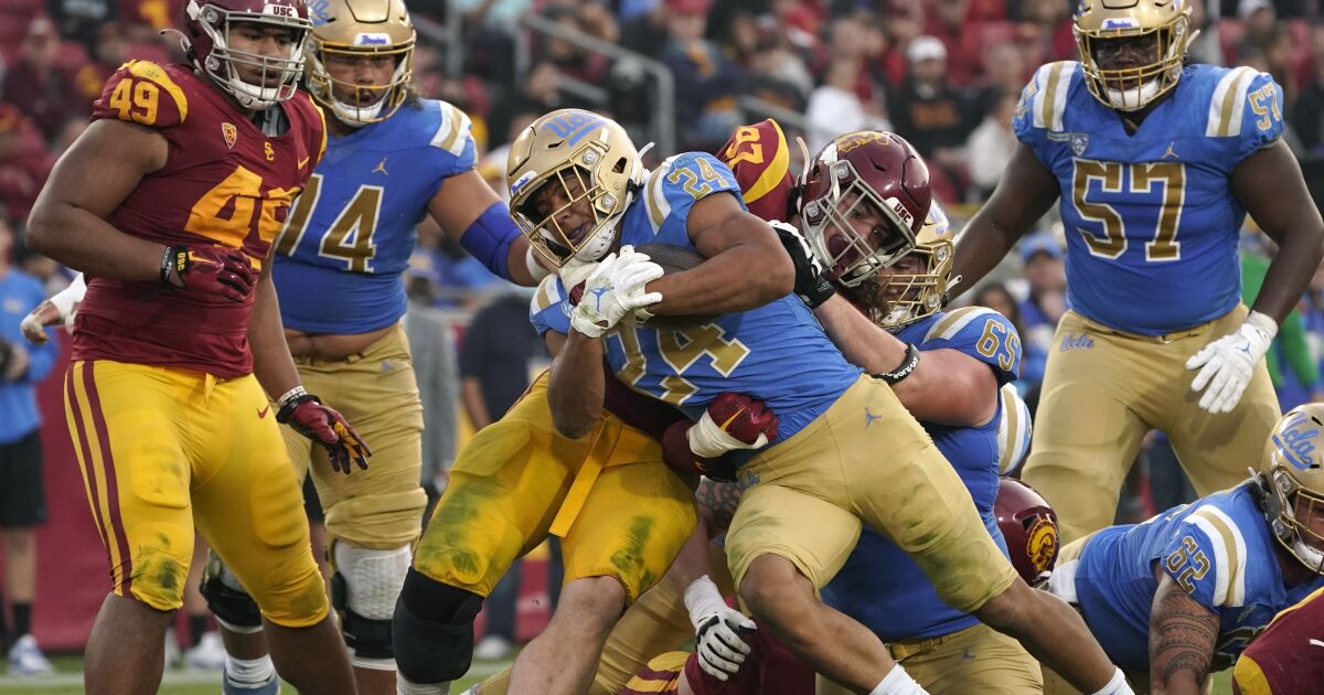 Table ronde sur le football universitaire : qui remportera le match USC contre UCLA ?