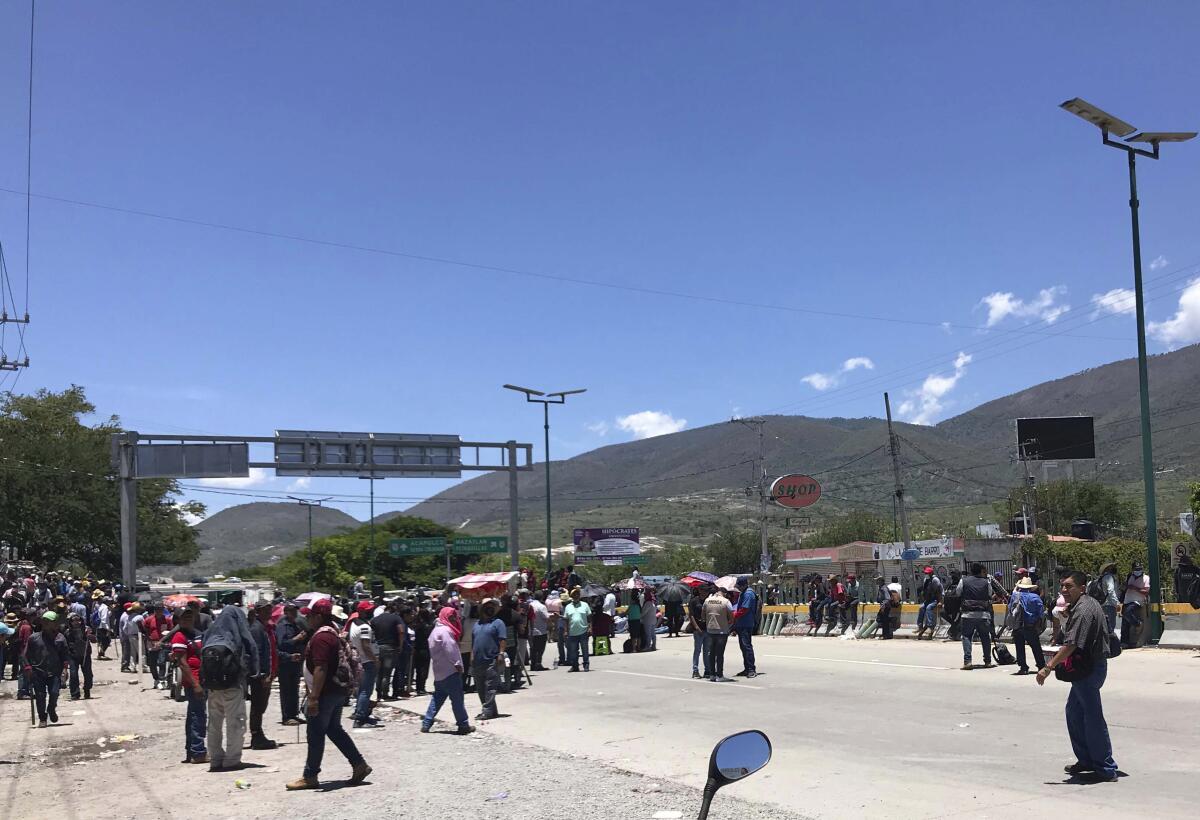 ARCHIVO - Manifestantes bloquean la autopisra que conecta Ciudad de México