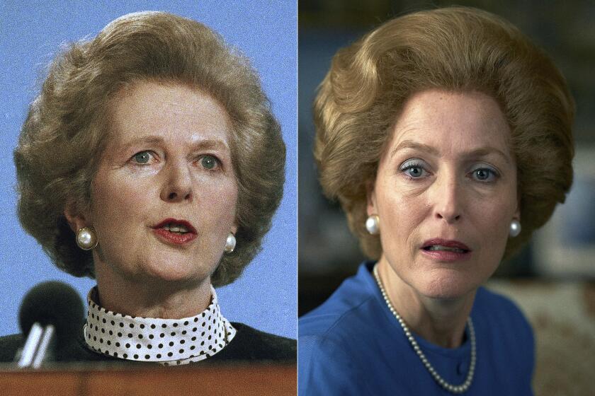 En esta combinación de fotografías Gillian Anderson como Margaret Thatcher en una escena de la cuarta temporada de "The Crown", derecha, y Margaret Thatcher en Scarborough, Inglaterra el 18 de marzo de 1989. La cuarta temporada de la serie se estrena el 15 de noviembre. (Foto AP, izquierda, y Netflix)