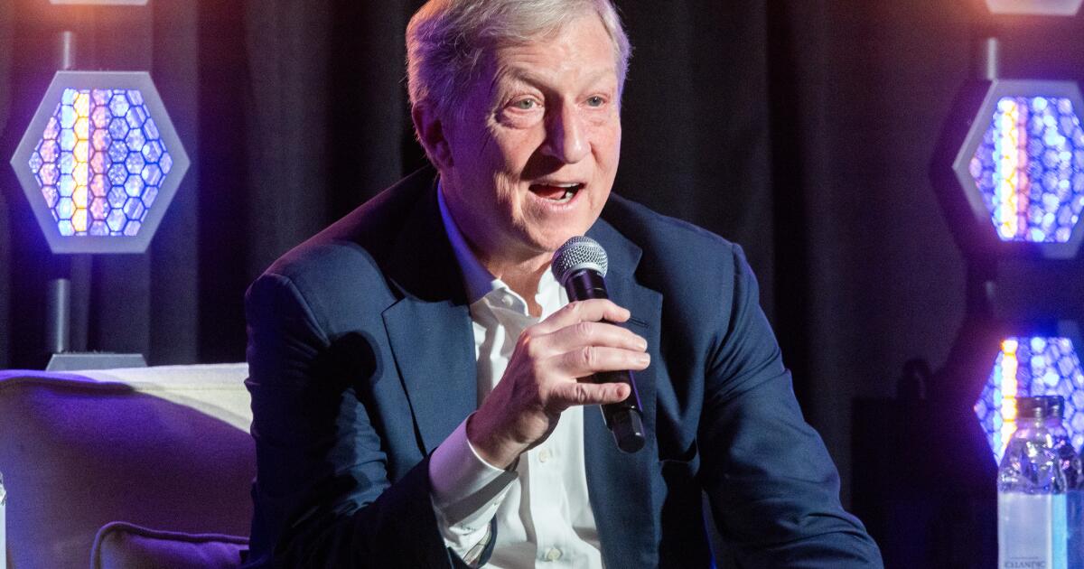 Le candidat milliardaire au poste de gouverneur de Californie s’attaque à ses intérêts commerciaux et à sa richesse passés.