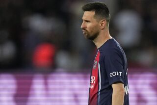 El argentino Lionel Messi hace una mueca durante el partido entre el París Saint-Germain y el Clermont en la liga francesa, el sábado 3 de junio de 2023 (AP Foto/Michel Euler)