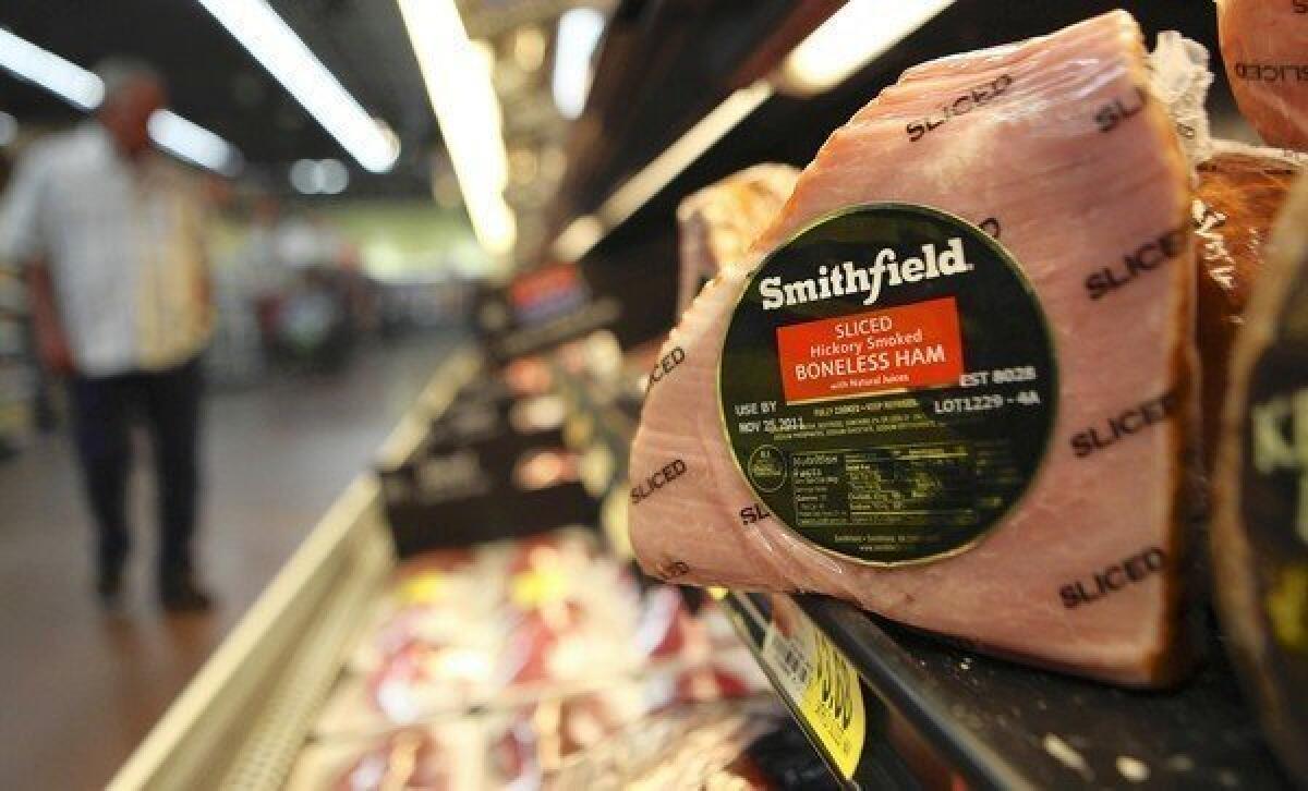 Chinese meat processor Shuanghui International Holdings Ltd. has made a deal to buy Smithfield Foods Inc.