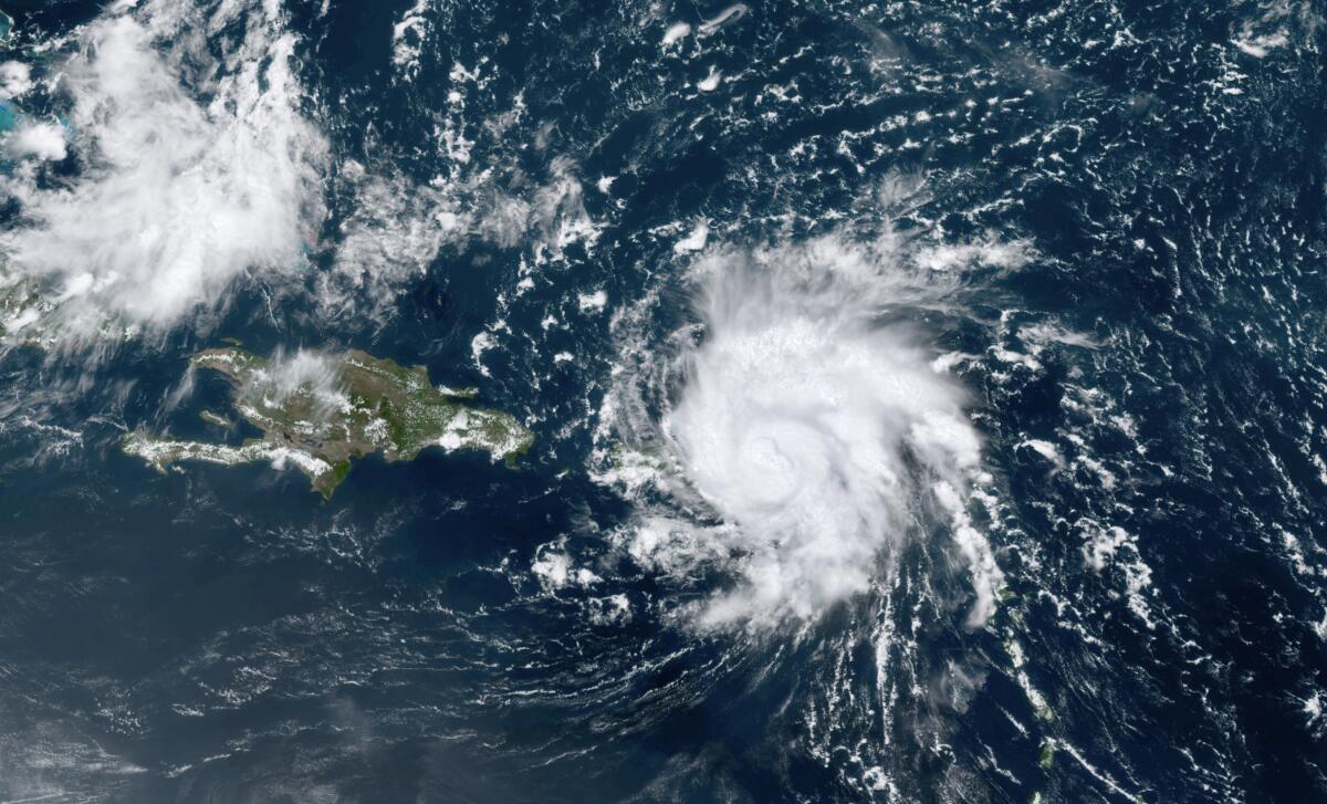 Esta imagen satelital tomada el miércoles 28 de agosto de 2019 y proporcionada por la Oficina Nacional de Administración Oceánica y Atmosférica (NOAA por sus siglas en inglés) muestra al huracán Dorian de categoría 1 sobre las Islas Vírgenes Británicas y de Estados Unidos. (NOAA vía AP)