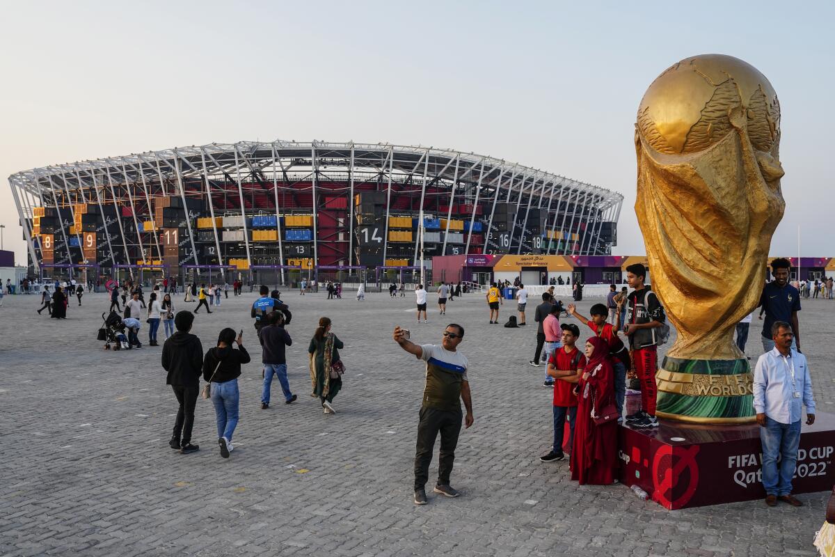 La réplica de la Copa Mundial frente al estadio 974, el viernes 16 de diciembre de 2022, en Doha, Qatar. 