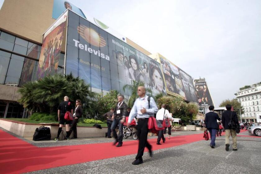 Un cartel de Televisa, la empresa mexicana de medios más grande de Latinoamérica, cuelga de la fachada del Palacio de Festivales de Cannes, Francia, donde, el lunes 13 de octubre de 2008, fue inaugurada la feria audiovisual más importante del mundo, el Mipcom. EFE/Asm/Archivo